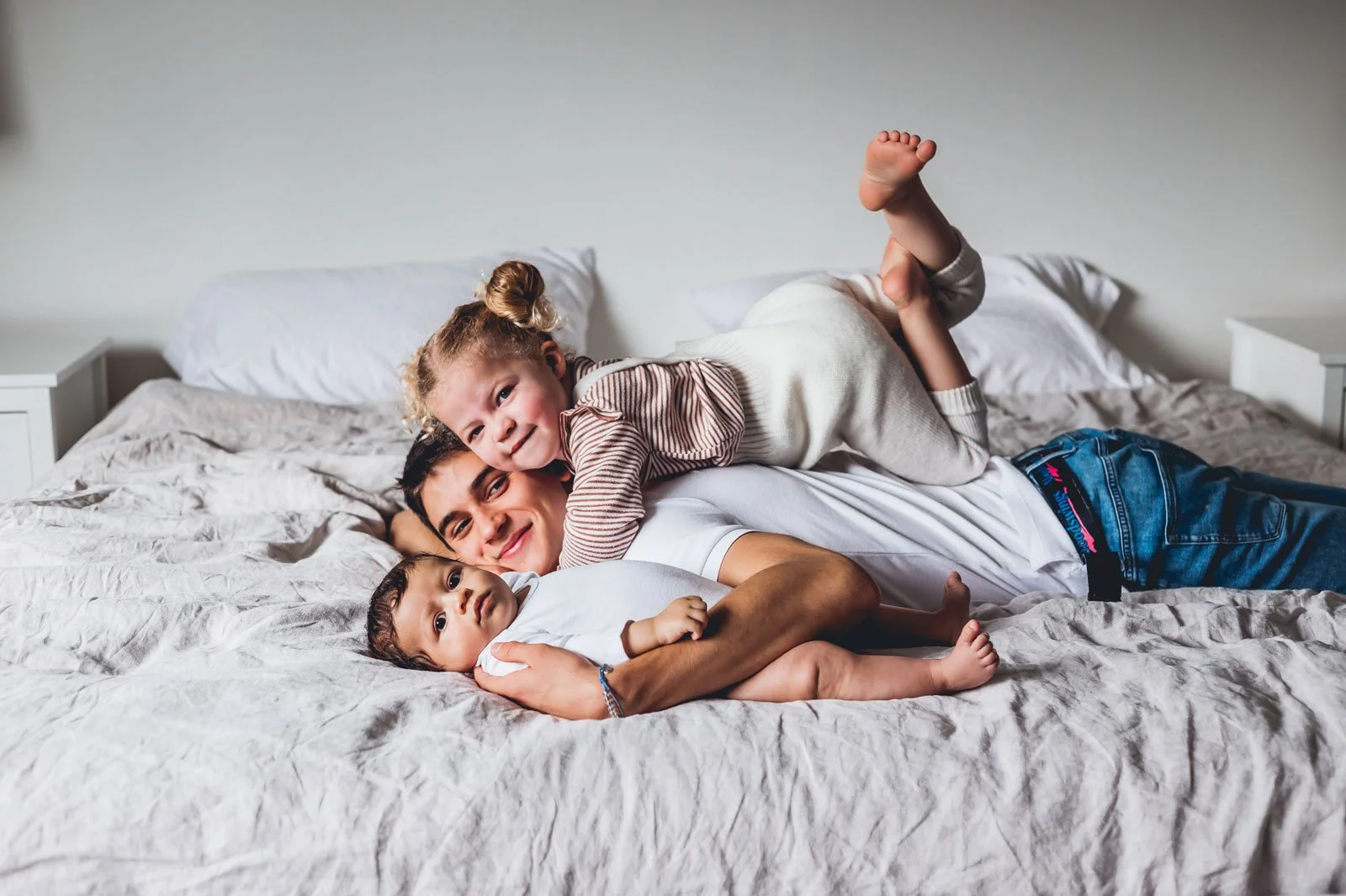 port-coquitlam-bc-in-home-family-photography-siblings-on-bed.jpg