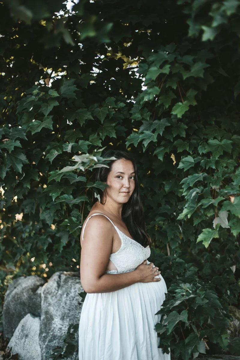 port-coquitlam-bc-maternity-family-photography-mom-leaves.jpg