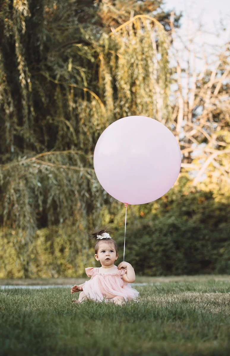 tri-cities-bc-family-photographer-field-baby-birthday-balloon.jpg