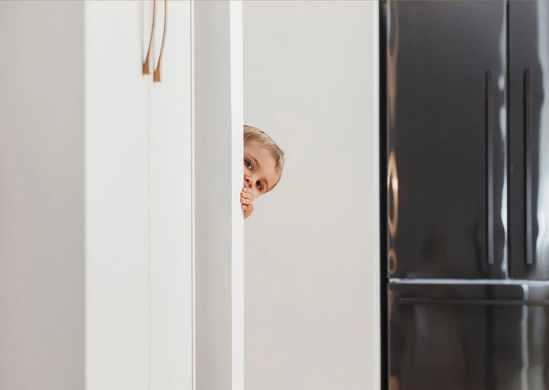 tri-cities-bc-family-photographer-in-home-toddler-peeking.jpg