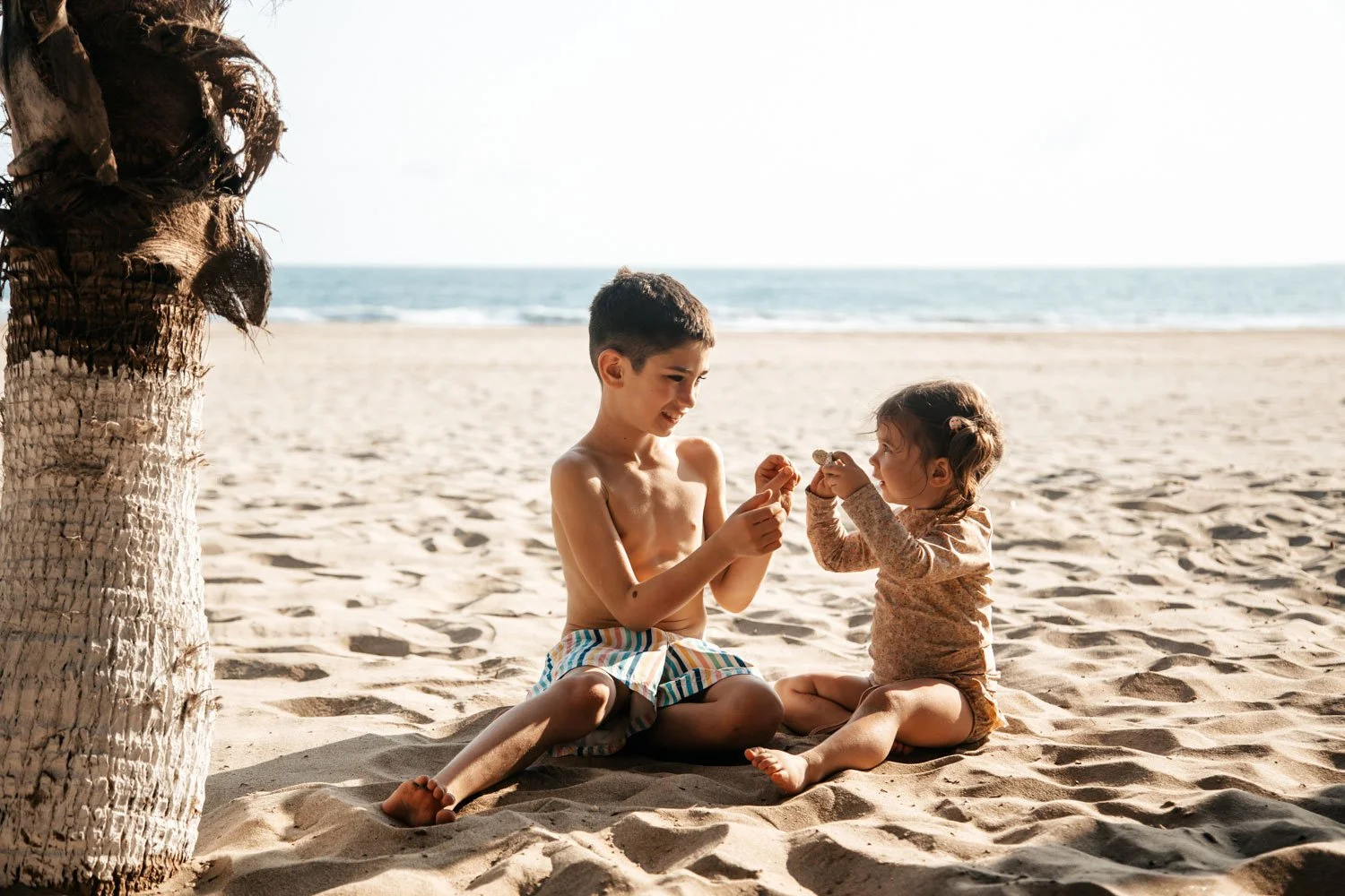 tri-cities-bc-family-photographer-siblings-playing-on-beach-candid.jpg
