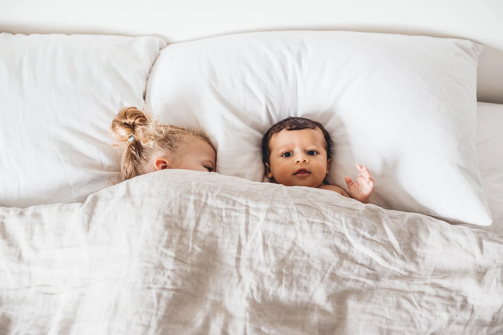 tri-cities-bc-family-photography-siblings-snuggling-in-bed-lifestyle.jpg