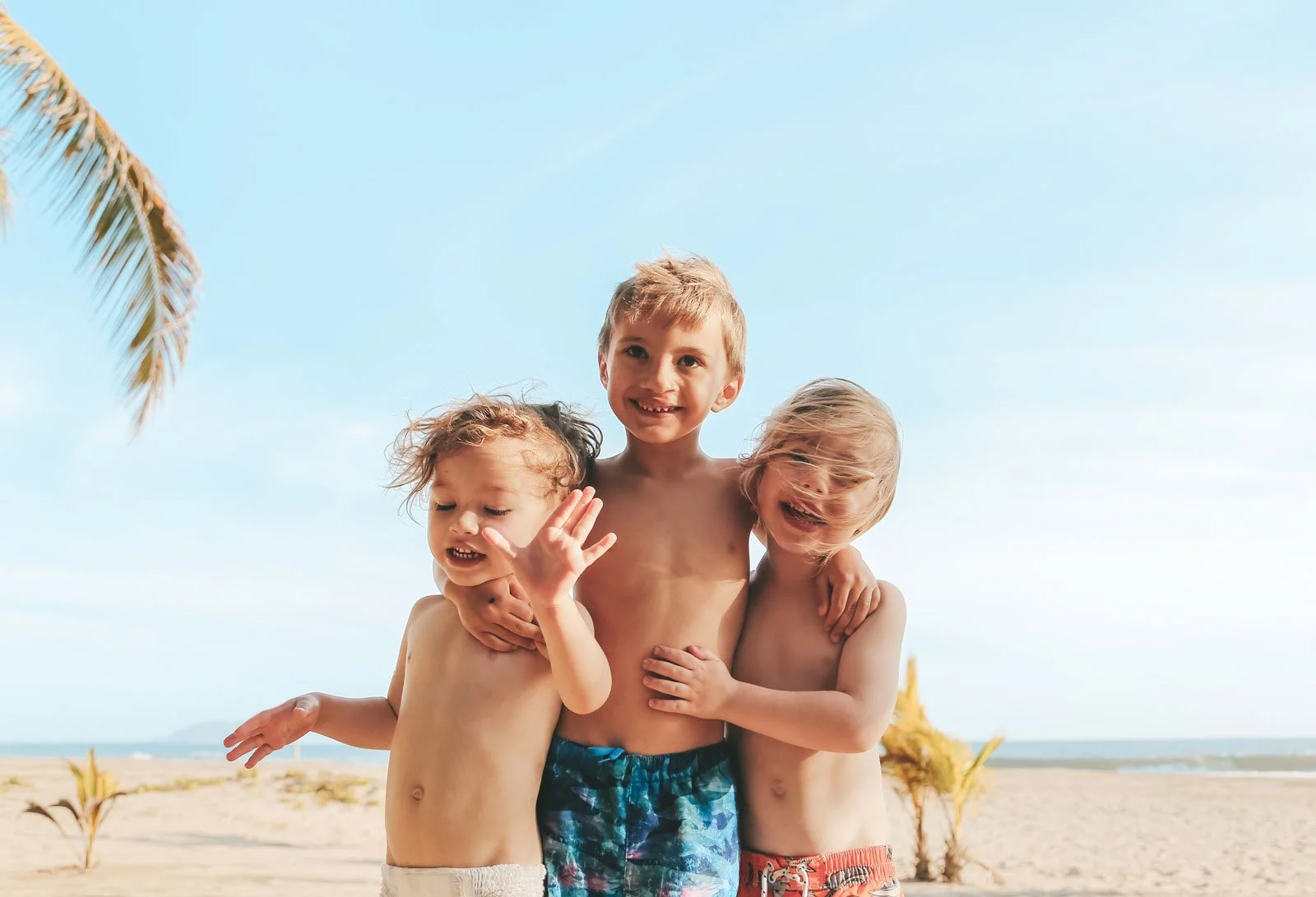 tri-cities-bc-family-travel-photographer-beach-siblings-hugging.jpg