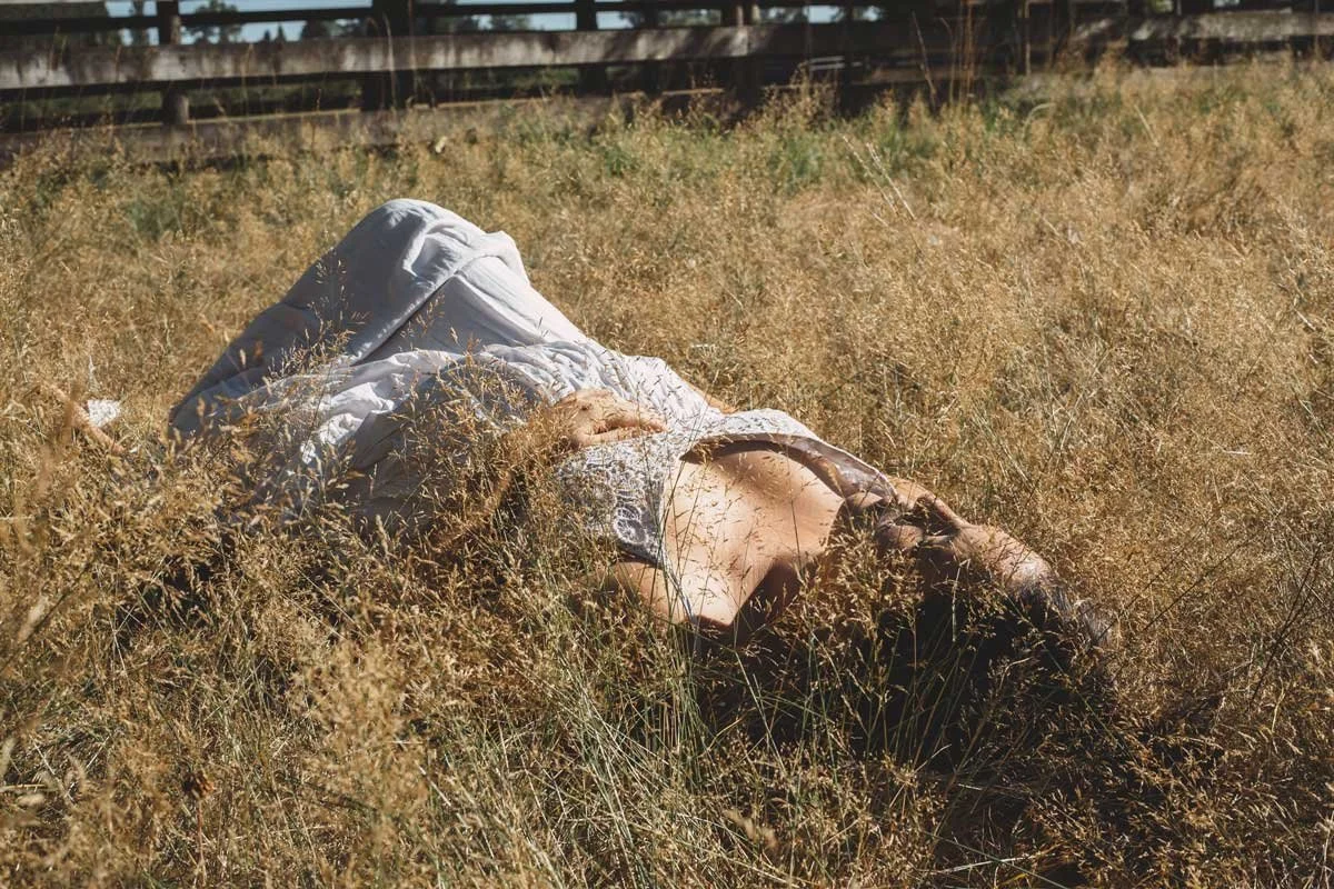 tri-cities-bc-maternity-family-photography-mom-laying-in-grass.jpg