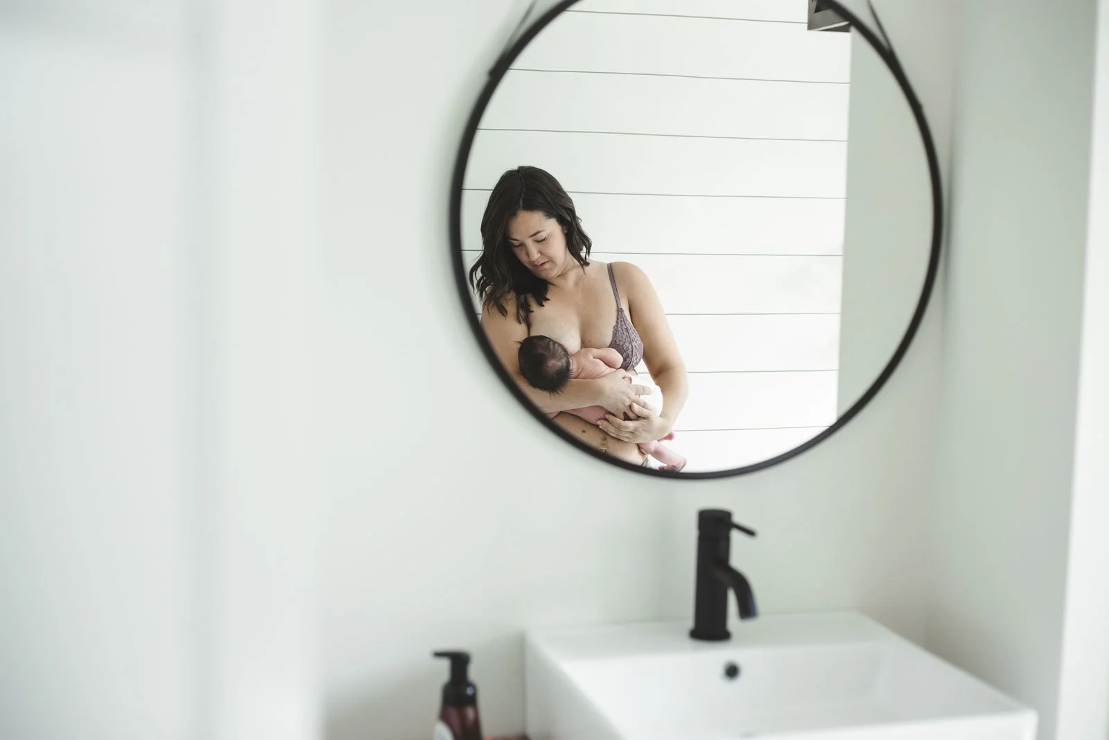 tri-cities-bc-newborn-lifestyle-photography-mom-breastfeeding-baby-mirror.jpg