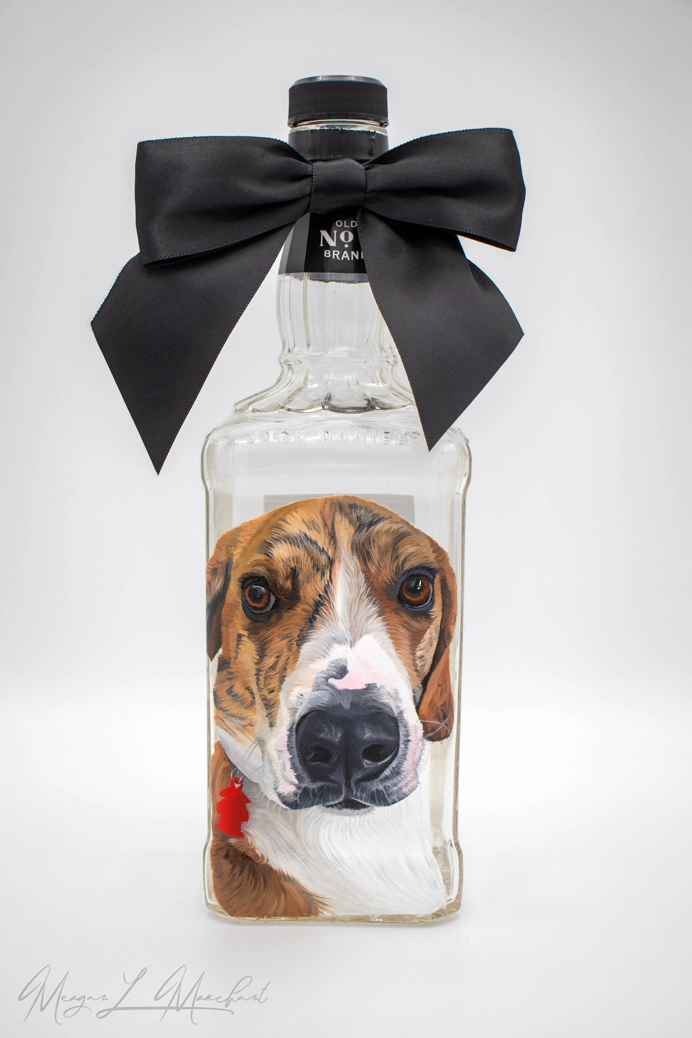 Beagle Oil Painting on Whiskey Bottle – Hand-Painted Pet Portrait for Dog Lovers