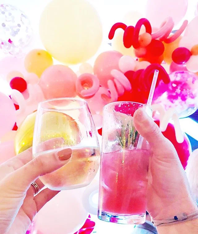 What do these cocktails and balloons have in common w @littleylittley &amp; @peterlukecolon? They&rsquo;re practically made for each other. 💕 And they look great on the gram. 🙃 l