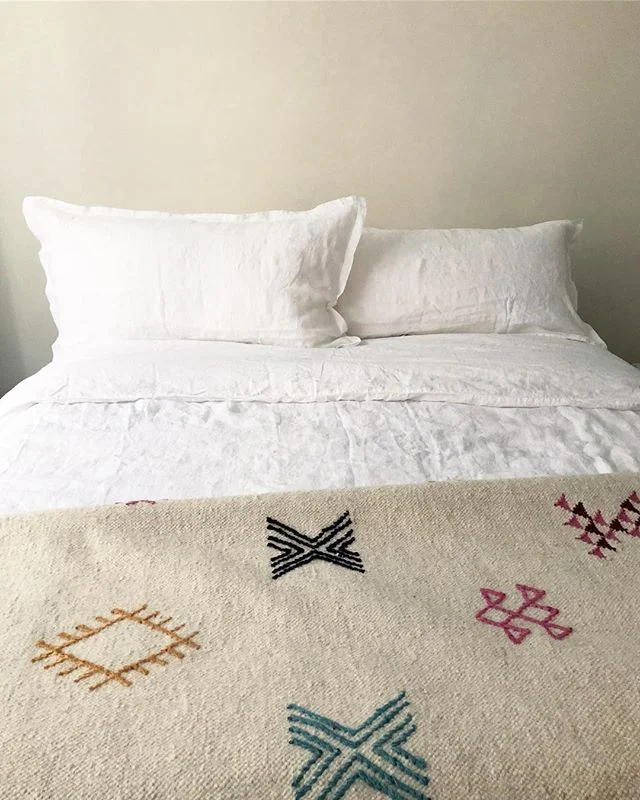 Linen bedding changed our life. @parachutehome (THANK YOUUUUU @jackie.taheny.grosu for the snuggliest gift ever! 💕)