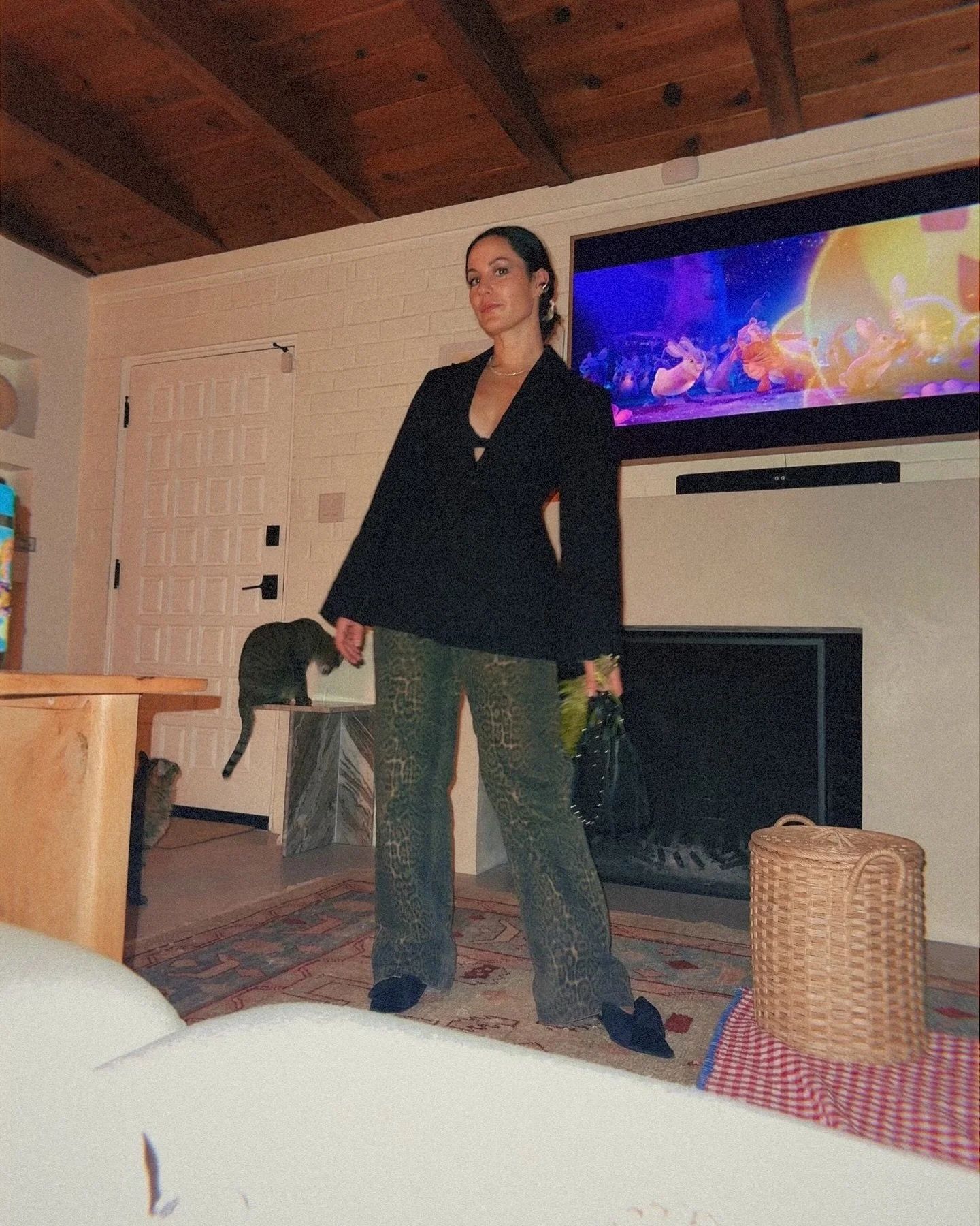 Friday w @sonoransapphics 🕯️ 

The recap: 

@carlycroman is so good at eventing its SCARY 

eye opening mini chart reading w @laura.akator (I NEED to book a full!)

leopard jeans from @amazonfashion I wear almost daily. Comment if you want the link!