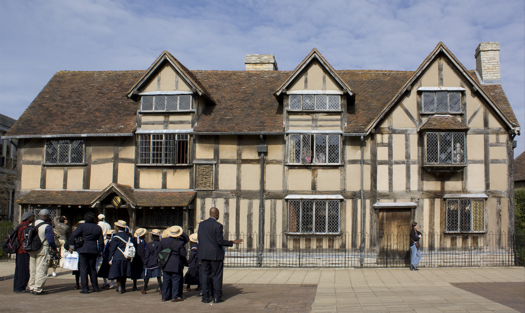 A group of students stand in front of William Shakespeare's birthplacei n Stratford-upon-Avon, England on April 9, 2010. (Lawrence OP/Flickr)