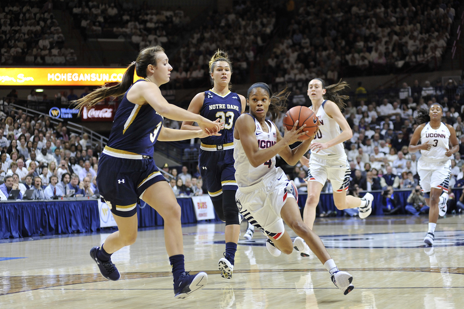 UConn women's basketball senior guard Moriah Jefferson is seen driving toward the basket during the Huskies' game against No. 3 Notre Dame at Gampel Pavilion in Storrs, Connecticut on Saturday, Dec. 5, 2015. (Jason Jiang/The Daily Campus)