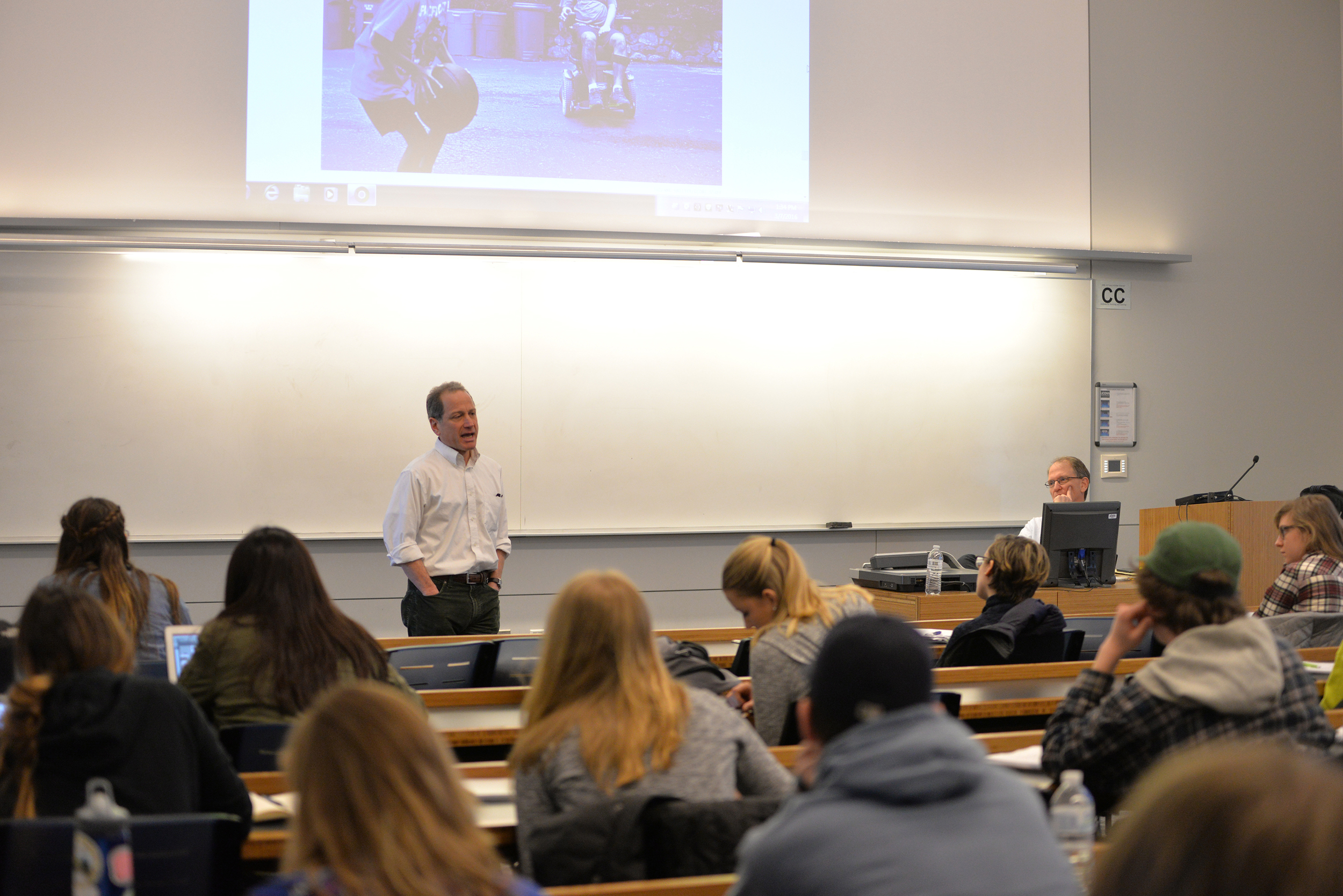 Boston Globe Spotlight Team reporter Jonathan Saltzman speaks to a UConn journalism class in Oak Hall on Monday, March 7, 2016. (Amar Batra/The Daily Campus)