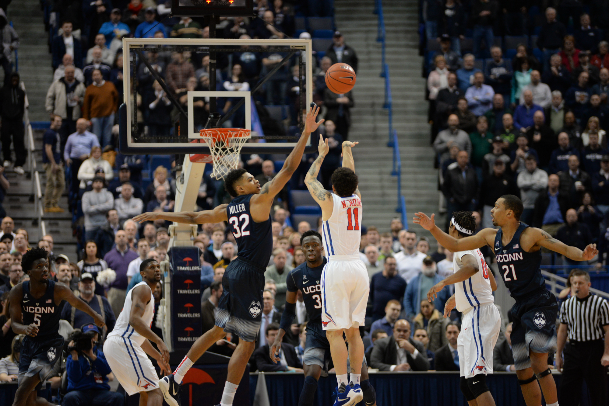 UConn defeats SMU 68-62 at the XL Center in Hartford on Feb. 18, 2016. (Amar Batra/The Daily Campus)