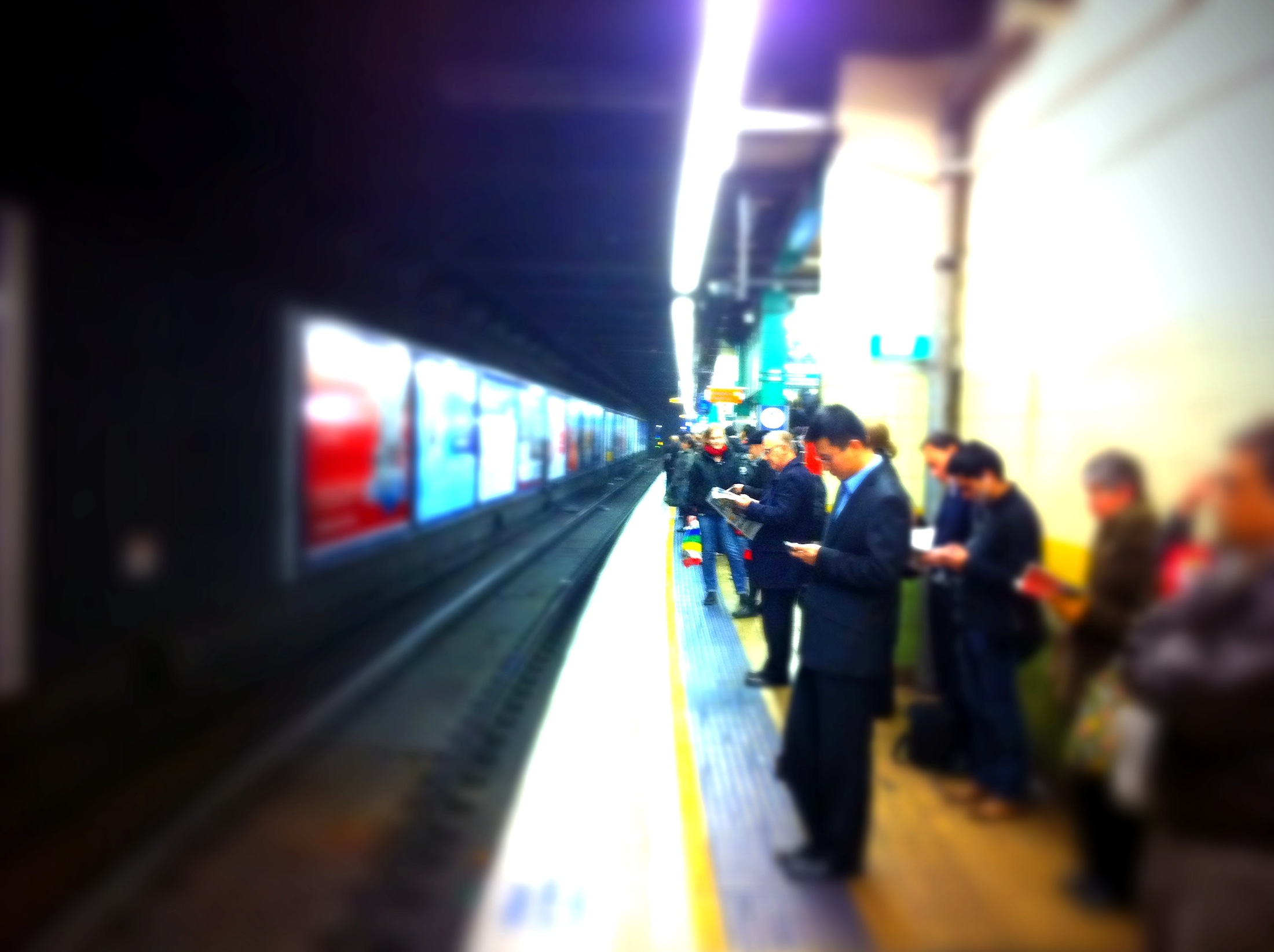 A photo of commuters waiting for a train in Town Hall station, Sydney. (Dushan Hanuska/ Flickr)