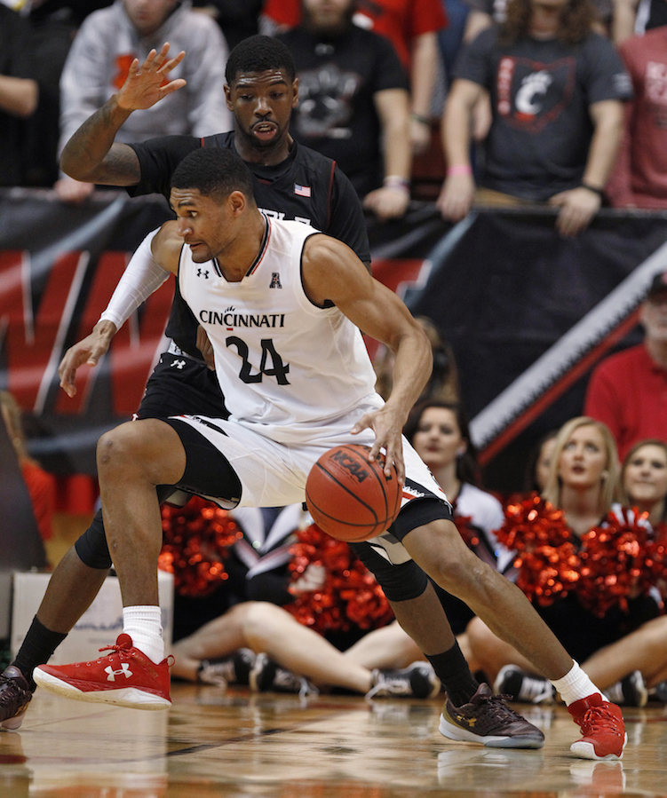 Cincinnati forward Kyle Washington (24) drives the ball around Temple forward Mark Williams, rear, during the second half of an NCAA college basketball game, Wednesday, Jan. 18, 2017, in Cincinnati. Cincinnati won 81-74. (Gary Landers/AP Photo)