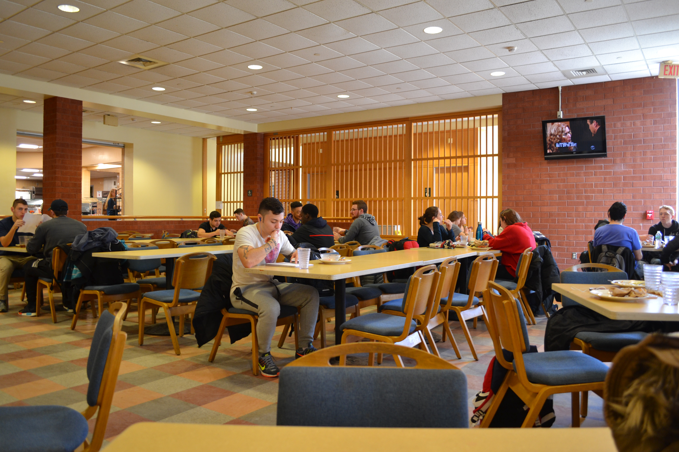 Students eat lunch in Northwest Dining Hall. Frequent patrons of the dining hall have complained that the lack of salt and pepper shakers around is incredibly inconvenient. (Olivia Stenger/The Daily Campus)