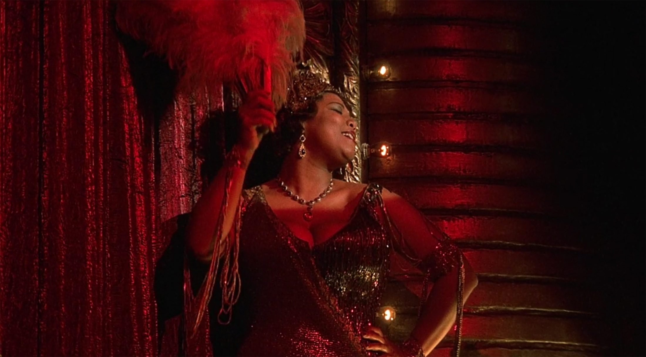 Queen Latifa in musical comedy "Chicago". The movie won an Academy Award for Best Picture in 2003. The movie is now available on Netflix. (screenshot/Nwtflix)