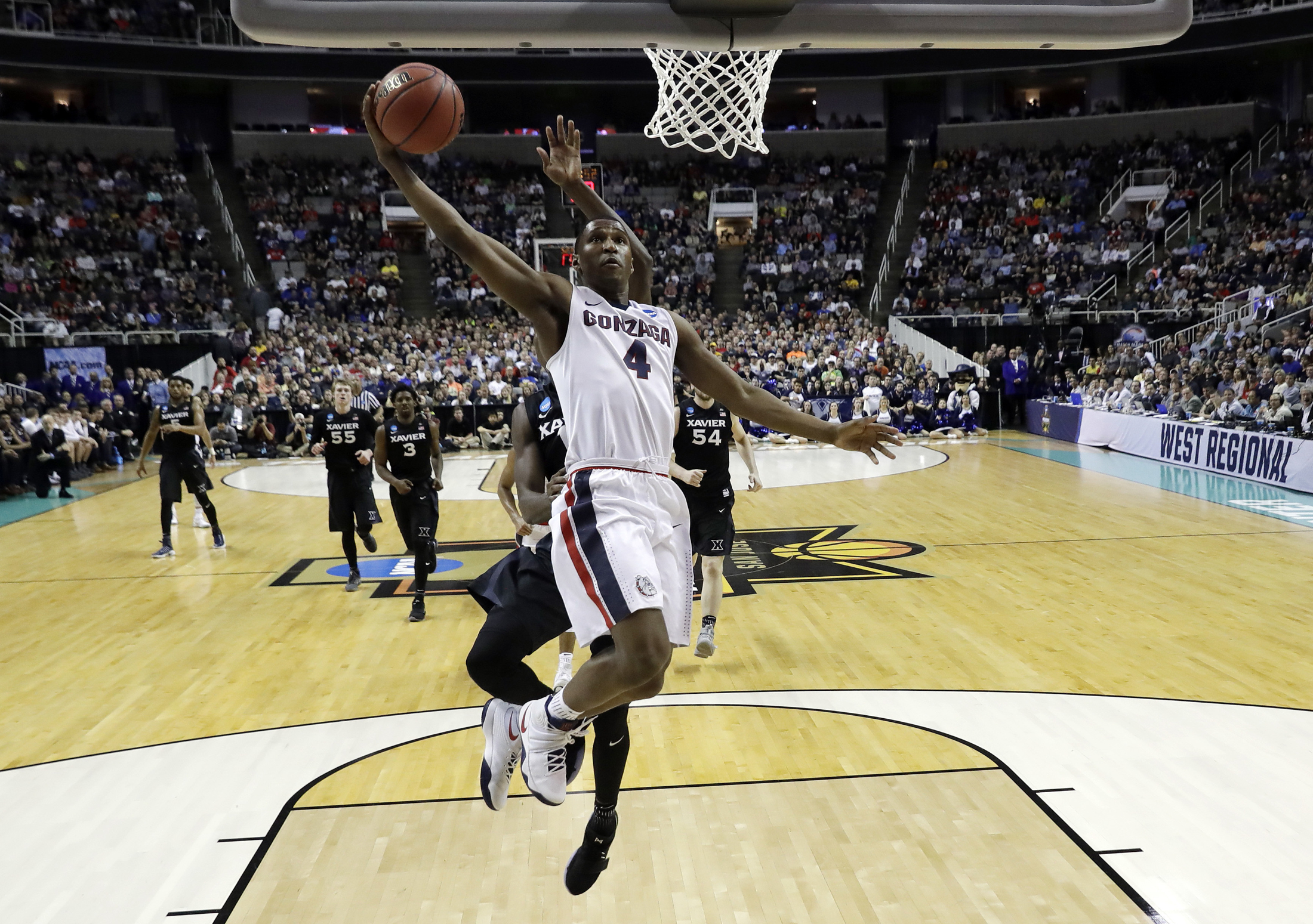 Gonzaga guard Jordan Mathews (4) drives to the basket against Xavier during the second half of an NCAA Tournament college basketball regional final game Saturday, March 25, 2017, in San Jose, Calif. (Tony Avelar/AP)