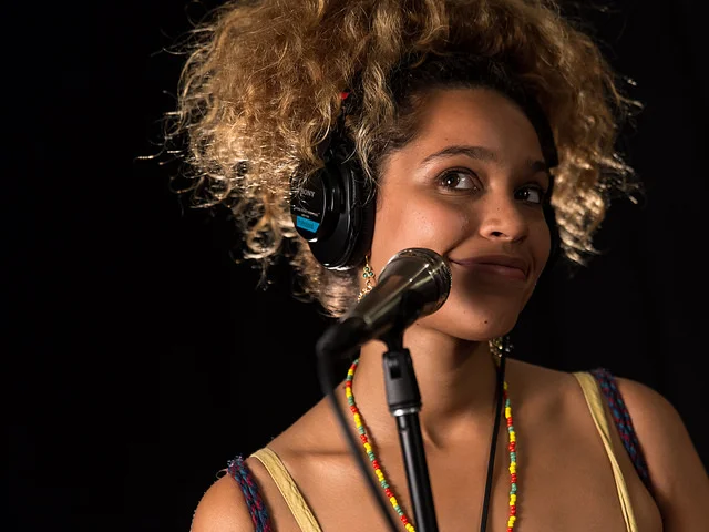 Izzy Bizu. (Photo by Kristal Ho/Creative Commons Flickr)