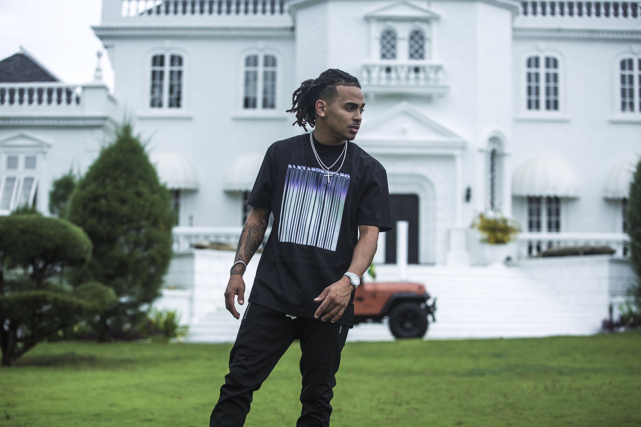 At just 25 years old, Ozuna has come closer than anyone else to breaking records that were previously placed by artists Jean Sebastian and Juan Gabriel, now deceased. (Courtesy/Twitter)