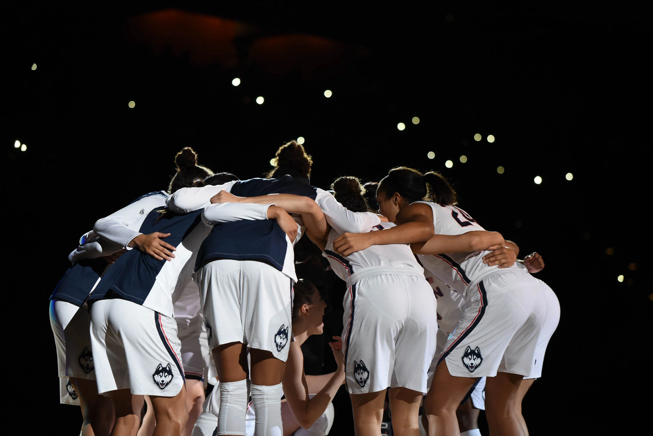 The Huskies huddle around Katie Lou Samuelson right before the game against Oklahoma for the Hall of Fame Holiday Showcase in Mohegan Sun Areana. (Charlotte Lao/The Daily Campus)
