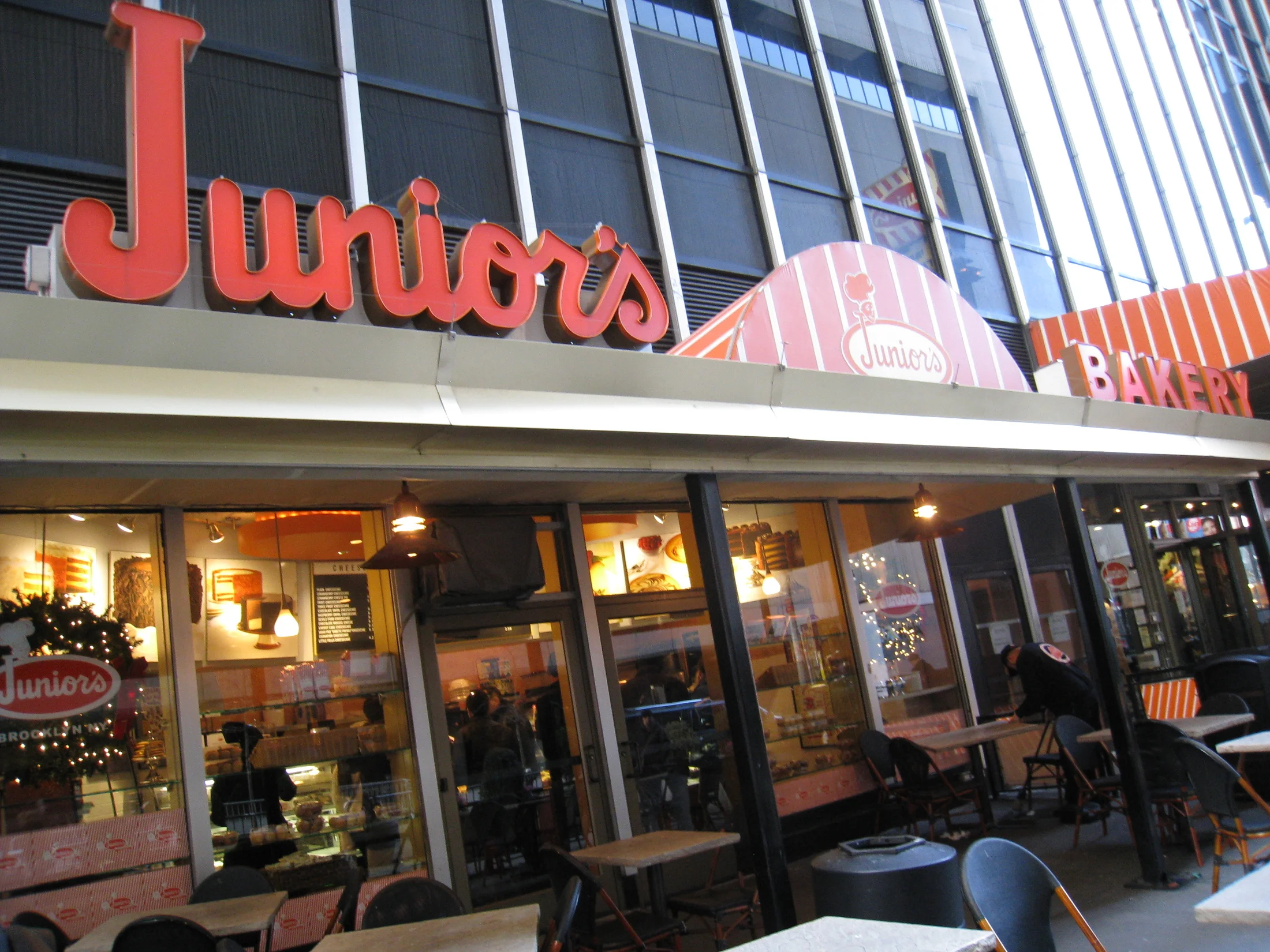 Junior’s Bakery in New York City (foodpunk.com)