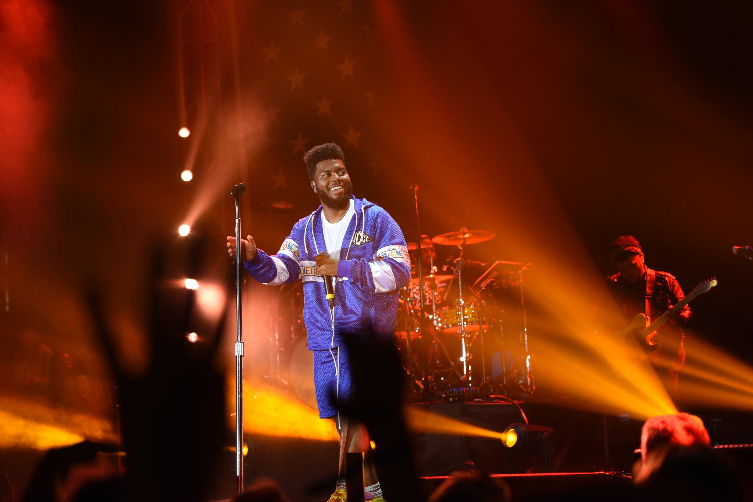 R&B singer Khalid’s live show is an experience in and of itself. The singer is accompanied by a live band as opposed to a backing track, allowing him to change his songs up. (Charlotte Lao/The Daily Campus)