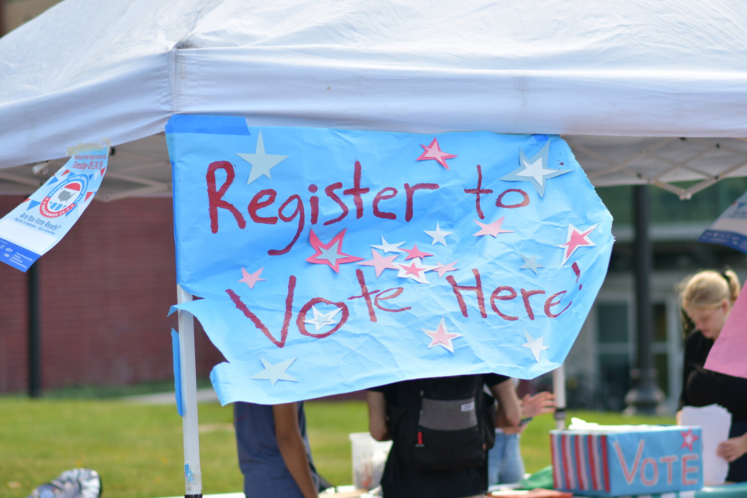 ConnPIRG incentivizes voter registration by raising awareness and facilitating the application process on Fairfield Way, Tuesday. Photo by Kevin Lindstrom / The Daily Campus