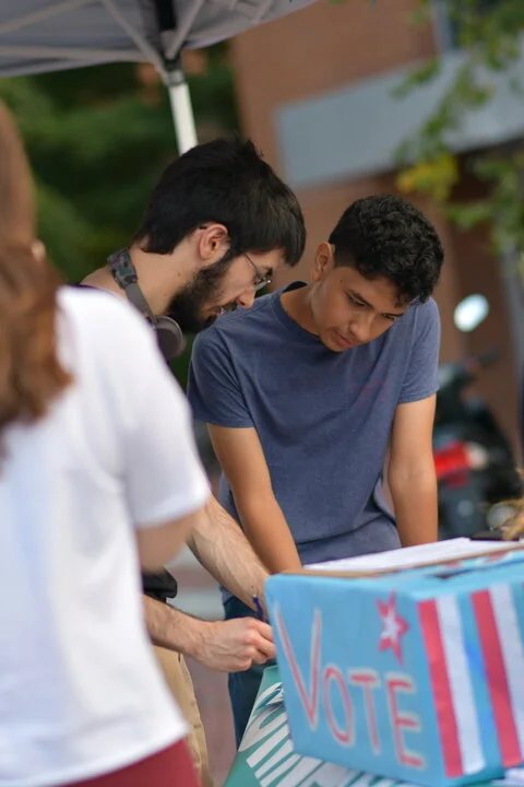 UConnPIRG incentivizes voter registration by raising awareness and facilitating the application process on Fairfield Way, Tuesday. Photo by Kevin Lindstrom / The Daily Campus