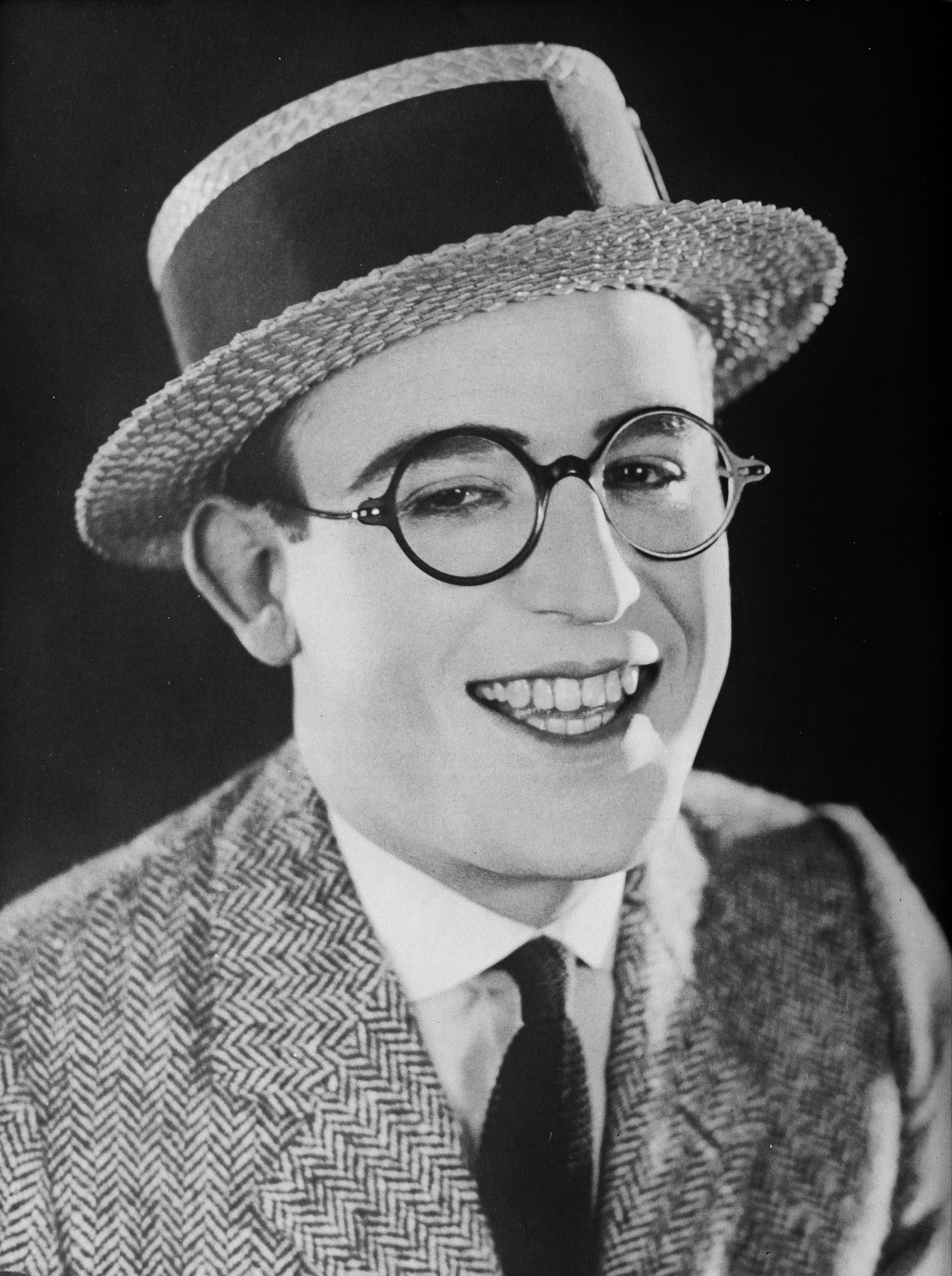 Harold_Lloyd_-_A_Pictorial_History_of_the_Silent_Screen.jpg