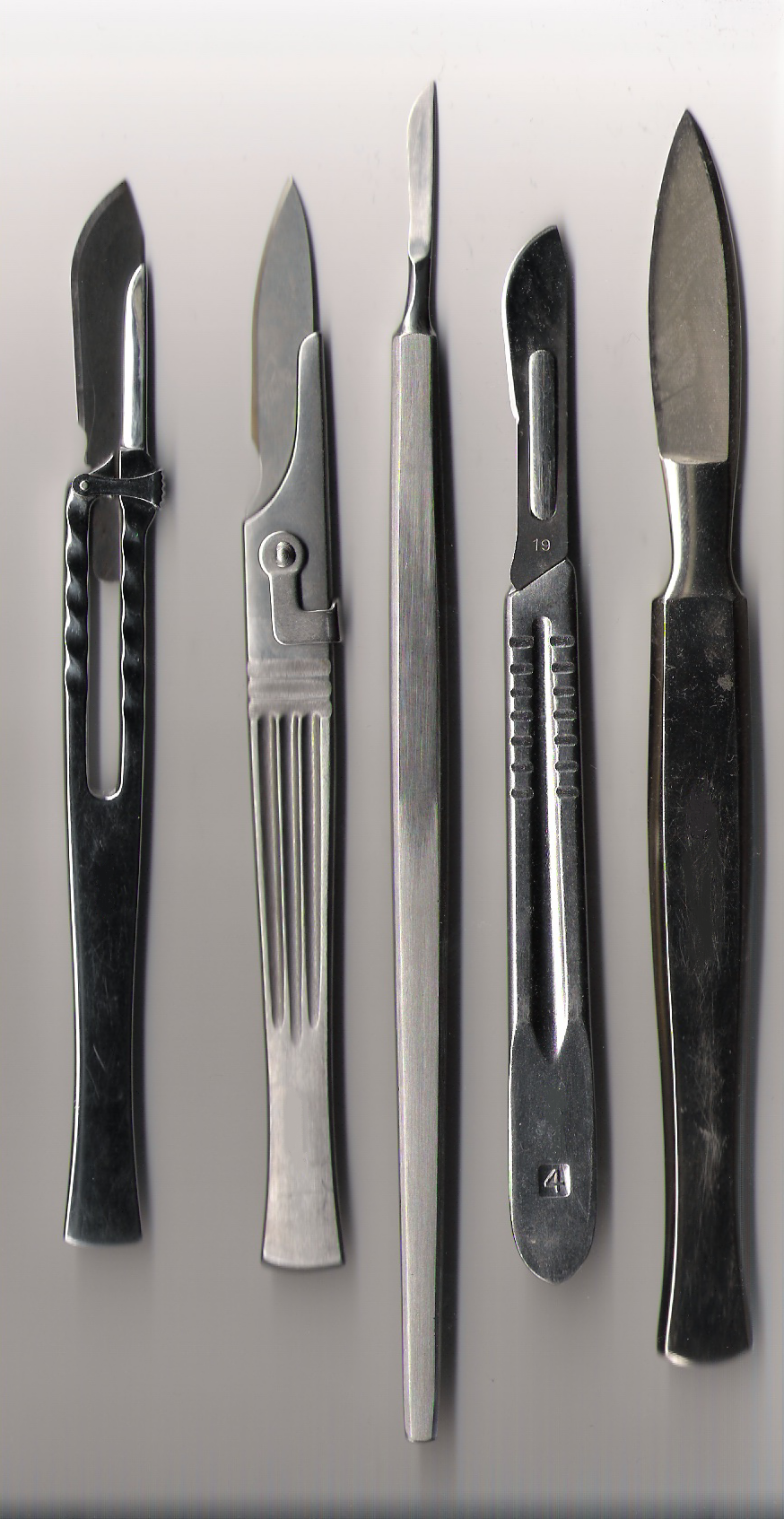 Various_scalpels.png