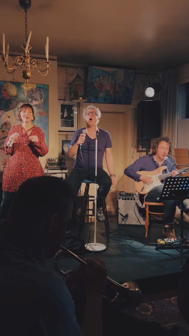Souvenir du Le Jardin de ma Sœur Café-Théâtre officiel, avec Lara Herbinia, photographe, Geoffrey Hautvas et Quentin Steffen; Ena (une belle compo de Cédric Van Caillie).
Bertier intimiste! A essayer chez vous aussi.