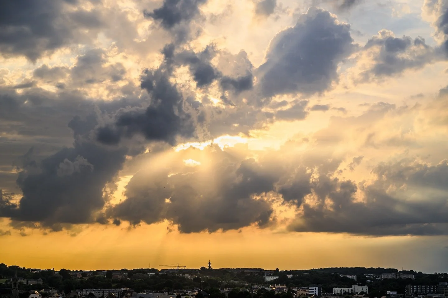 J’avais oublié mon dernier jour de vacances… étape au Mans. Lumière sur cette belle ville.
📸 @laraherbinia
#lemans #cloudporn #Sun #photo #laraherbinia