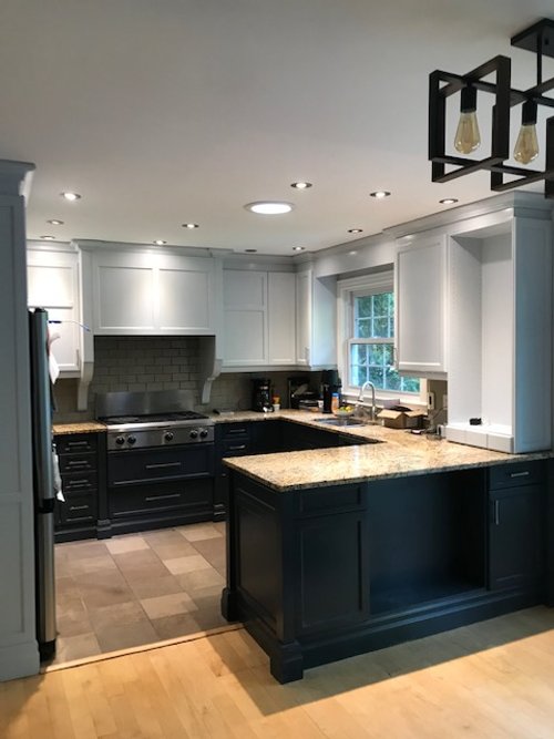 AFTER : SPRAY PAINTED CABINETS IN BM OC-65 AND A.D.C.  BLACK 