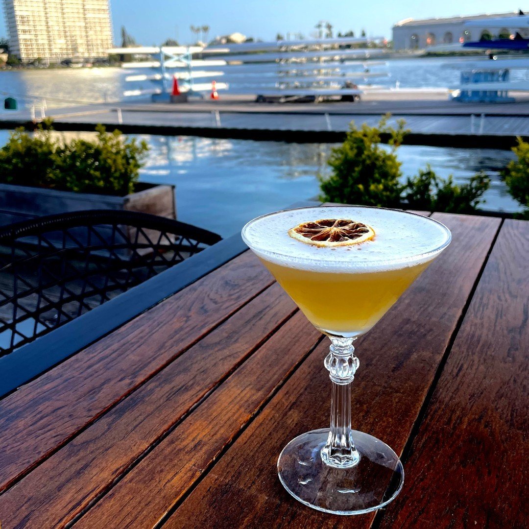 Try our refreshing Dockside cocktail made with Maker's Mark, lemon juice, and floral sweetness. Come for great drinks and views. 🍻 #DocksideCocktail #WeekendVibes