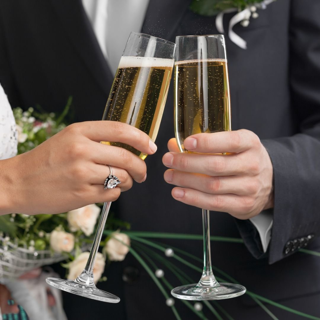 🥂💐Cheers to the newlyweds at Lake Chalet! Here's to love, laughter, and a lifetime of beautiful moments in this stunning waterfront setting. With the serene backdrop of Lake Merritt, let's raise our glasses to the beginning of an incredible journey