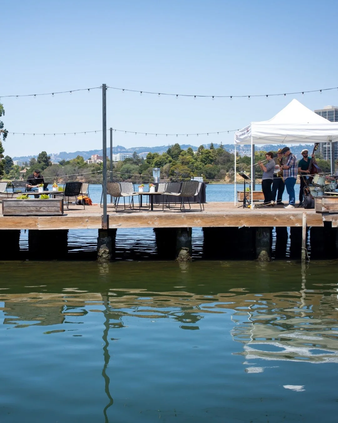🌅 Such a pretty view at Lake Chalet...
And when there&rsquo;s live music? Absolutely priceless. 🎶✨

Come for the lake, stay for the sound, and sip something unforgettable. 🍸

#LakeChaletVibes #LiveMusicMagic #OaklandViews #BayAreaEats #SunsetAndSo