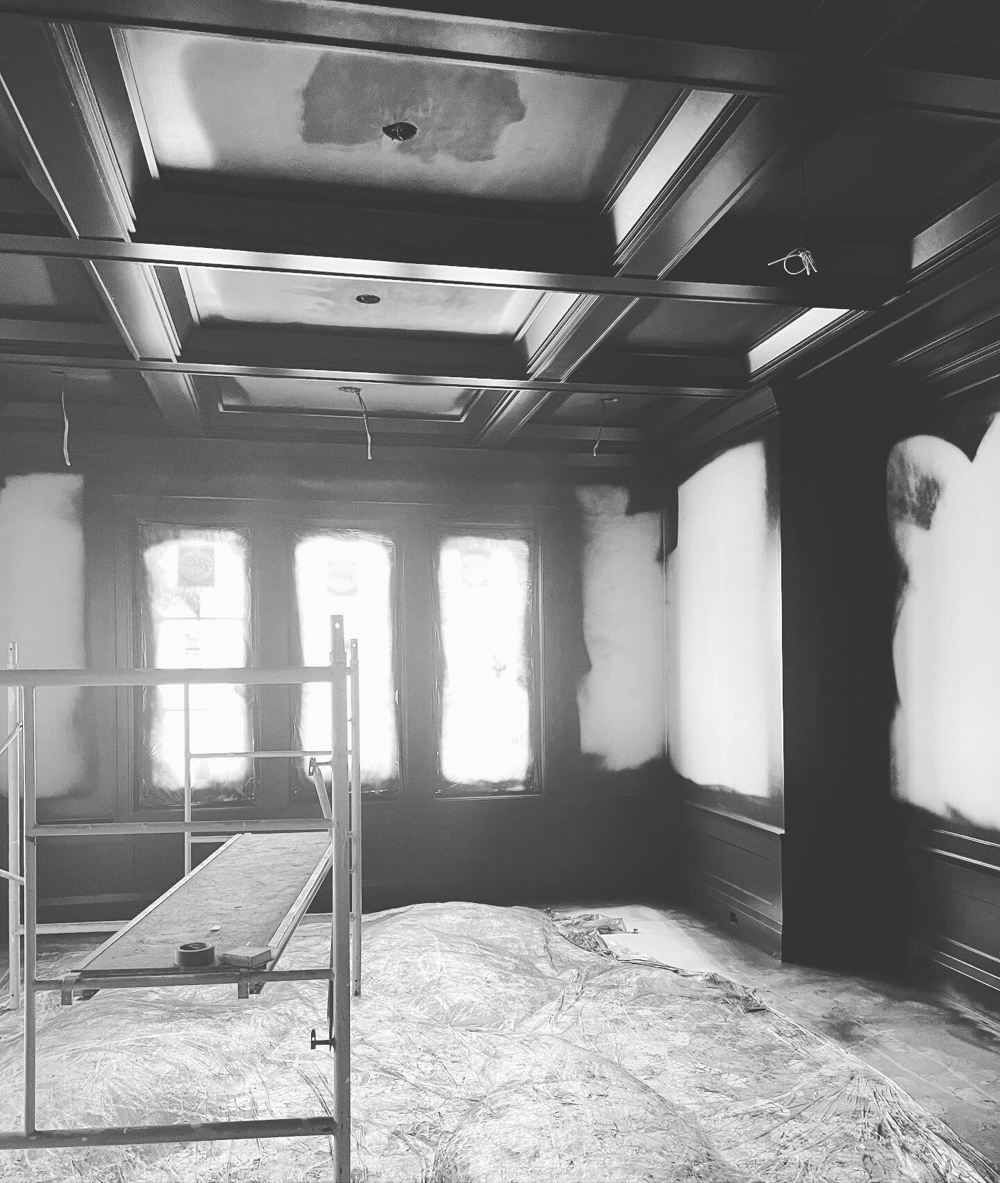 High gloss black in black and white on the eve of a whiteout. Back at it #2022 
&bull;
&bull;
&bull;
#architecture #interiors #renovations #black #highglosspaint #highgloss #blackwalls #blackdiningroom #coffers #millwork #blackceiling #wallpaper  #in