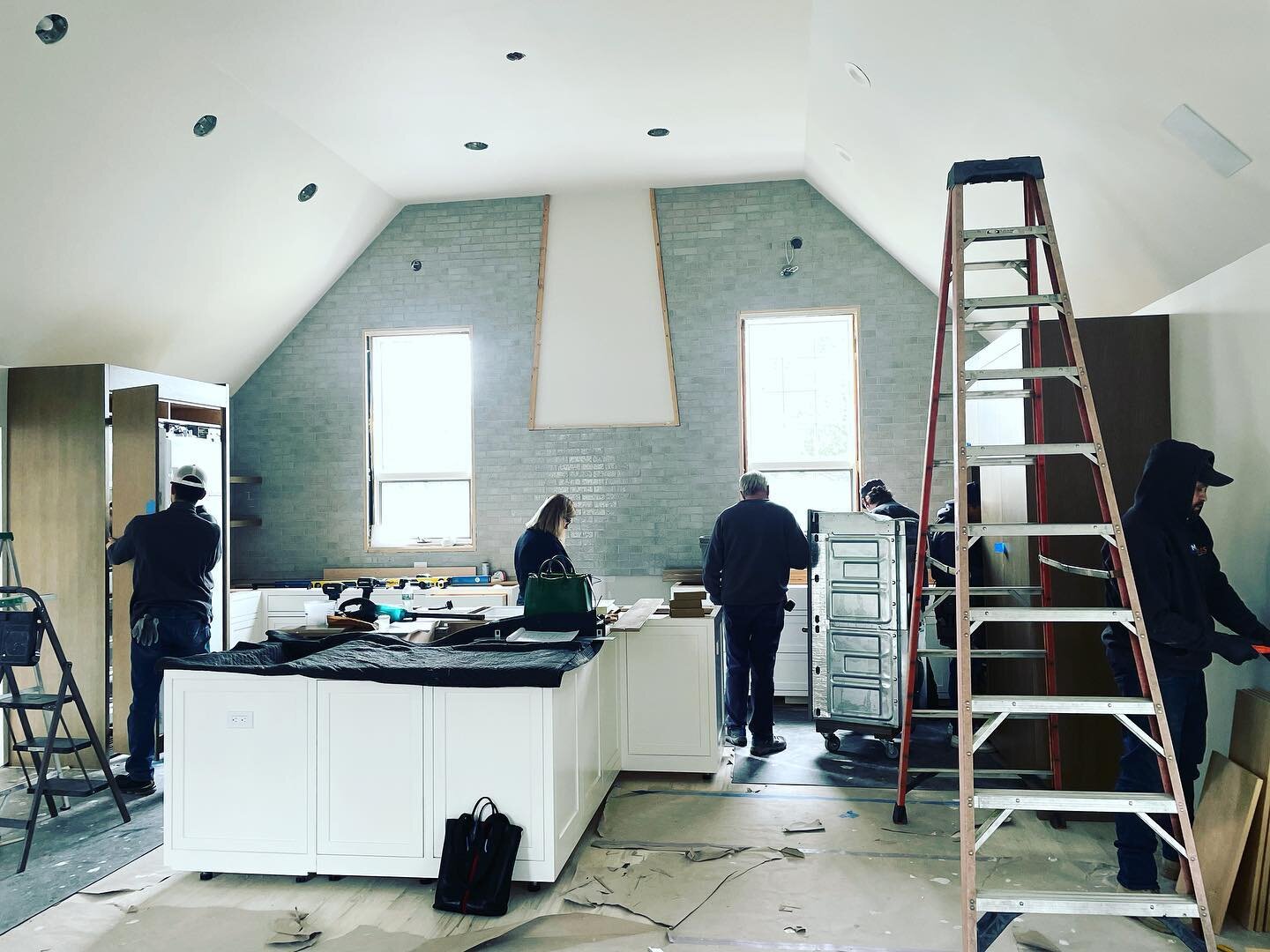 It takes a village. Sometimes incorporated. 🙏 to the dream team ❤️ client ❤️ AJ ❤️ Oscar ❤️Laura ❤️ Peter #SagHarbor 
&bull;
&bull;
&bull;
#architecture #interiors #renovations #kitchen #airbnb #bar #millwork #tile  #interiordesign #driftowwd #super