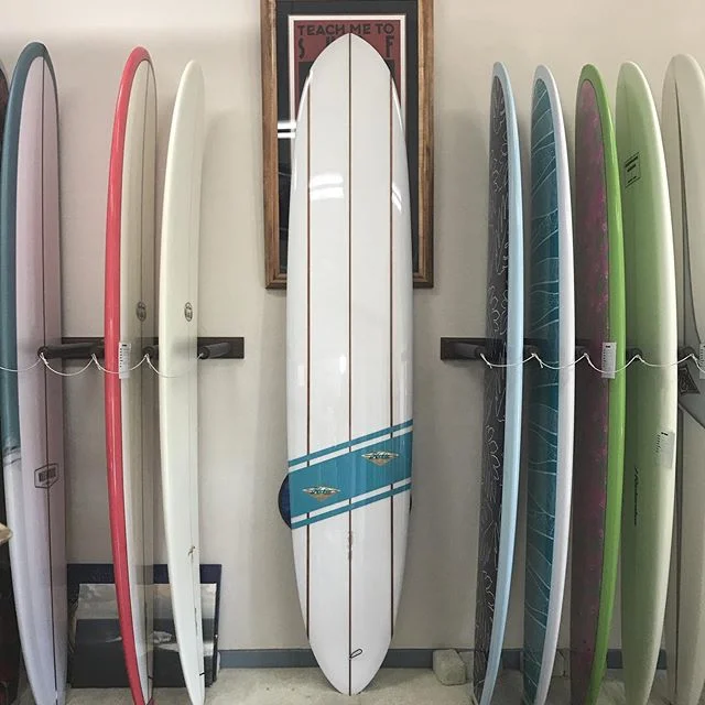 A beautiful surfboard shaped and designed by @hobiesurfboards 
This is the 9’8 Legacy Model...notice the stringers...notice the design...very outstanding!
Also website is now fully updated with a lot of boards! Go check it out! 
#hobiesurfboards #surfboards #classicsurfboards #surfgarage
