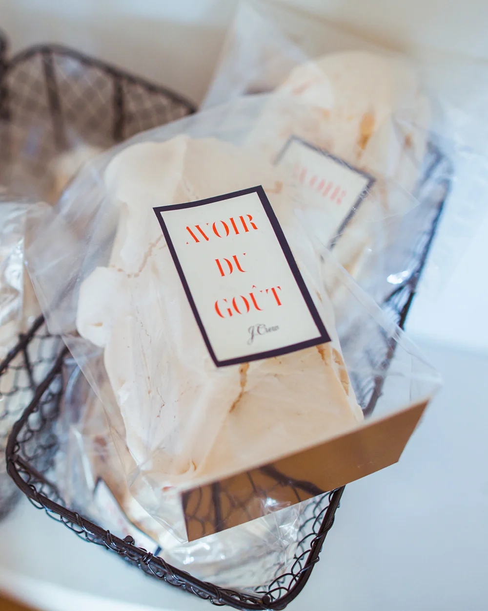Jenna spoke of receiving letters from her family in par avion envelopes while having le goûte; an after school snack consisting of a baguette and chocolate. With the opening of J.Crew in Paris her memories are brought back to life. Local baguettes are paired with chocolate bars from New York and delivered to editors during snack time inviting them to various launch events.