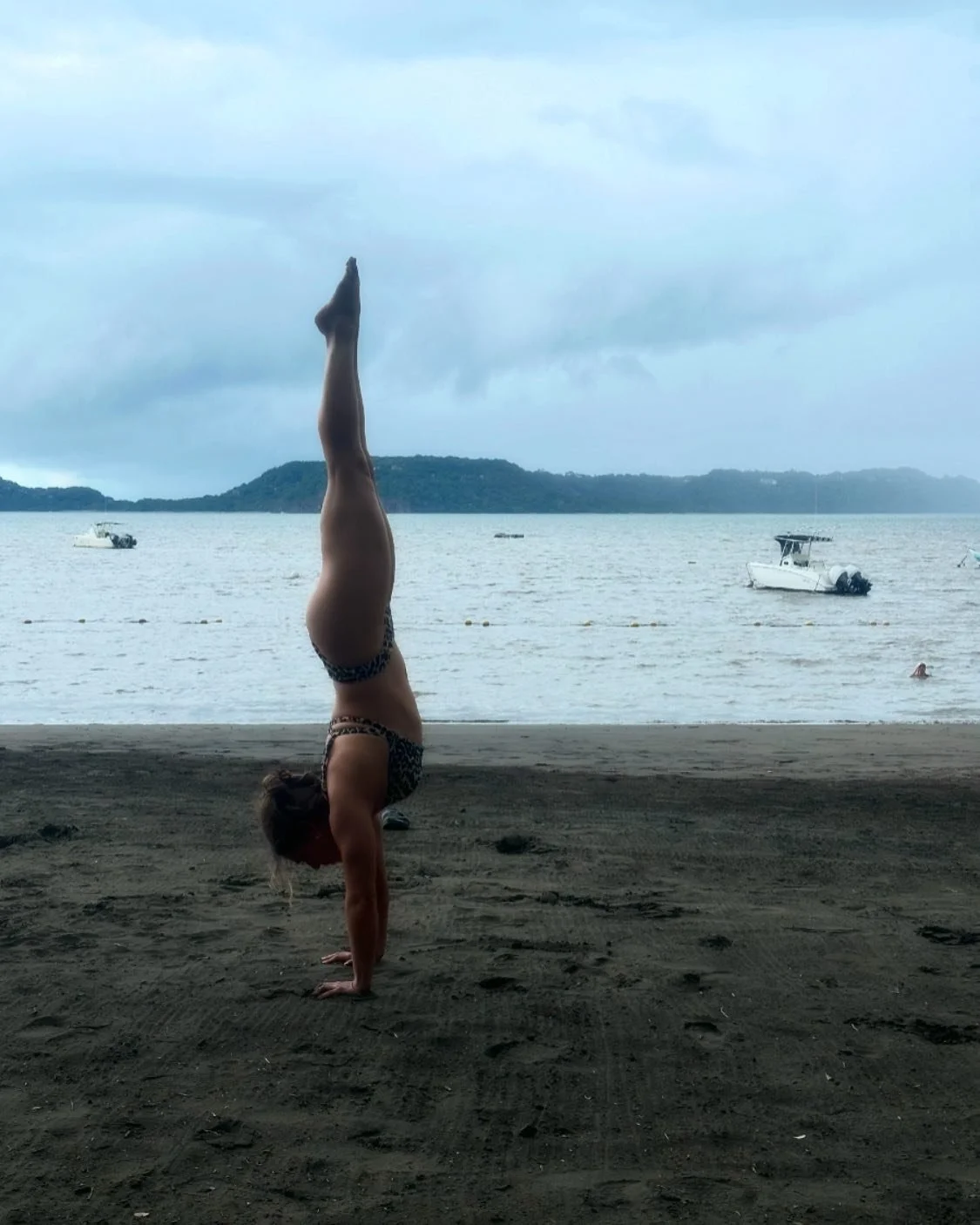 Dreaming of black sand beaches and gentle rain. Can&rsquo;t wait to return to Costa Rica one day&hellip;.
.
.
.
#handstands #handstandseverywhere #handstandpractice #handstand #handstandlove  #costarica #purevida