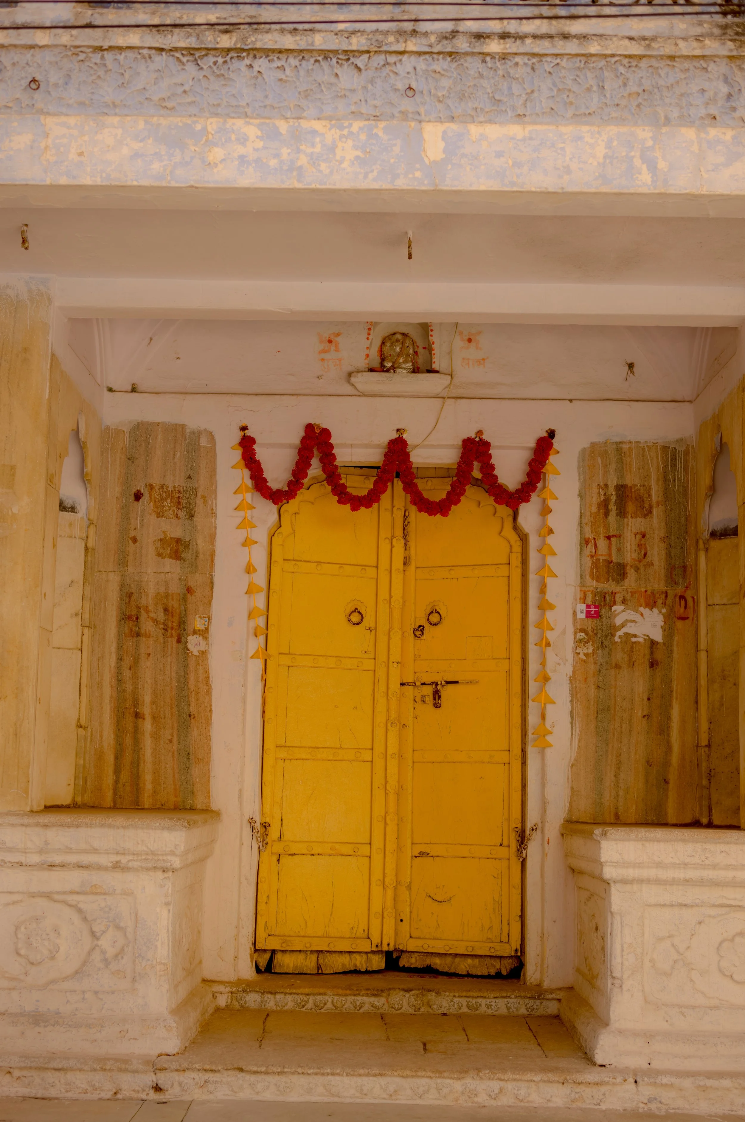 thread caravan jaipur old city entrance.jpg