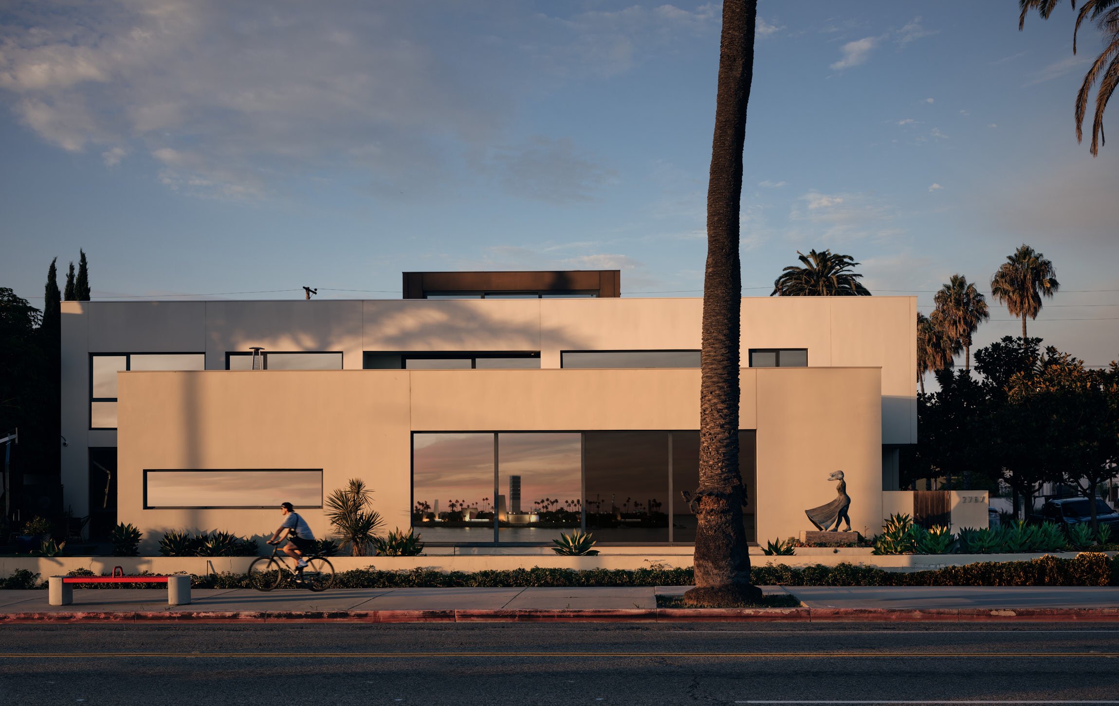 Residence at the Bluff: Long Beach, California 
