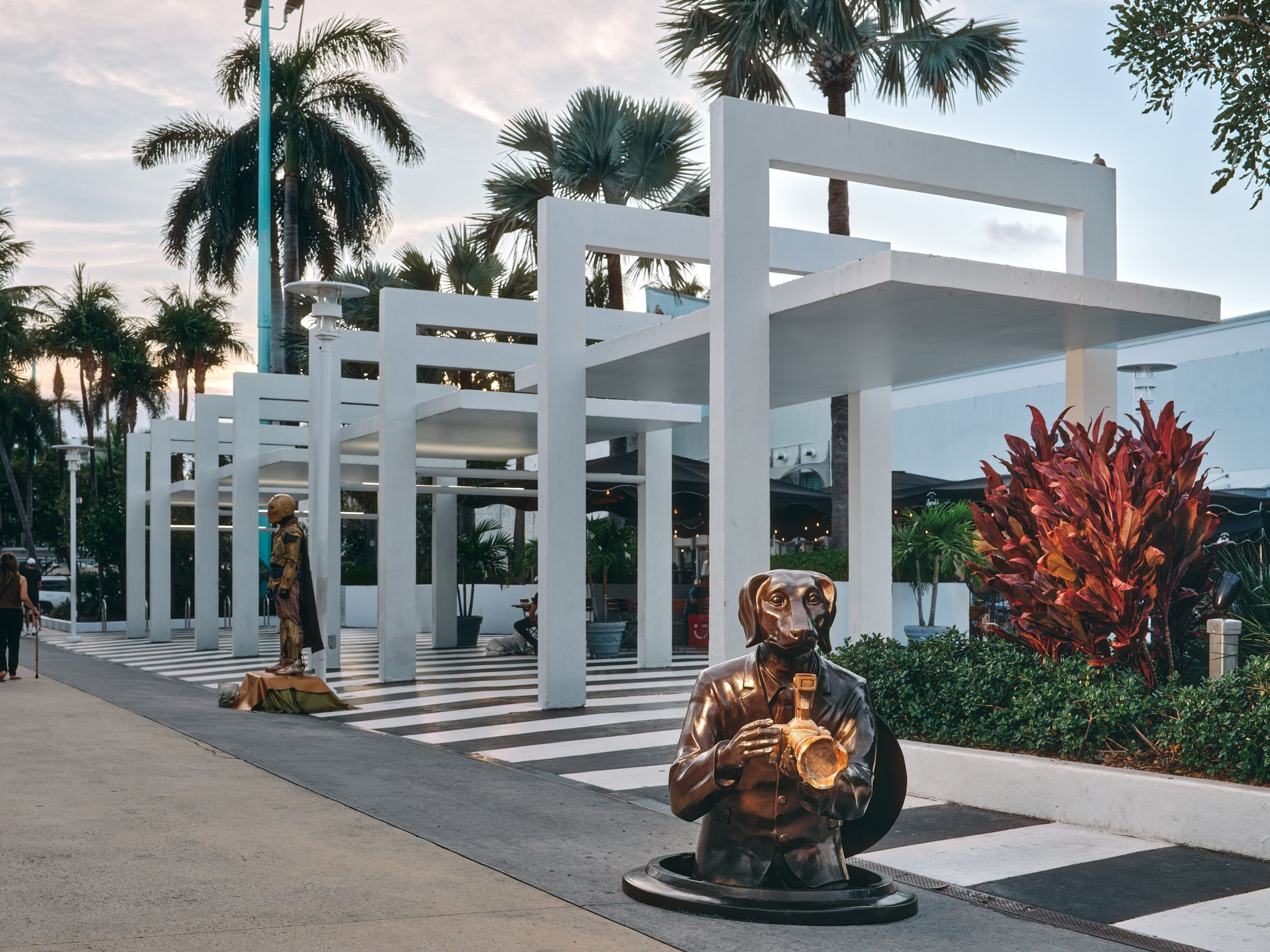 Miami-Architectural-commercial-photographer-gillie-&-marc-lincoln-road-Paparazzi-dog.jpg