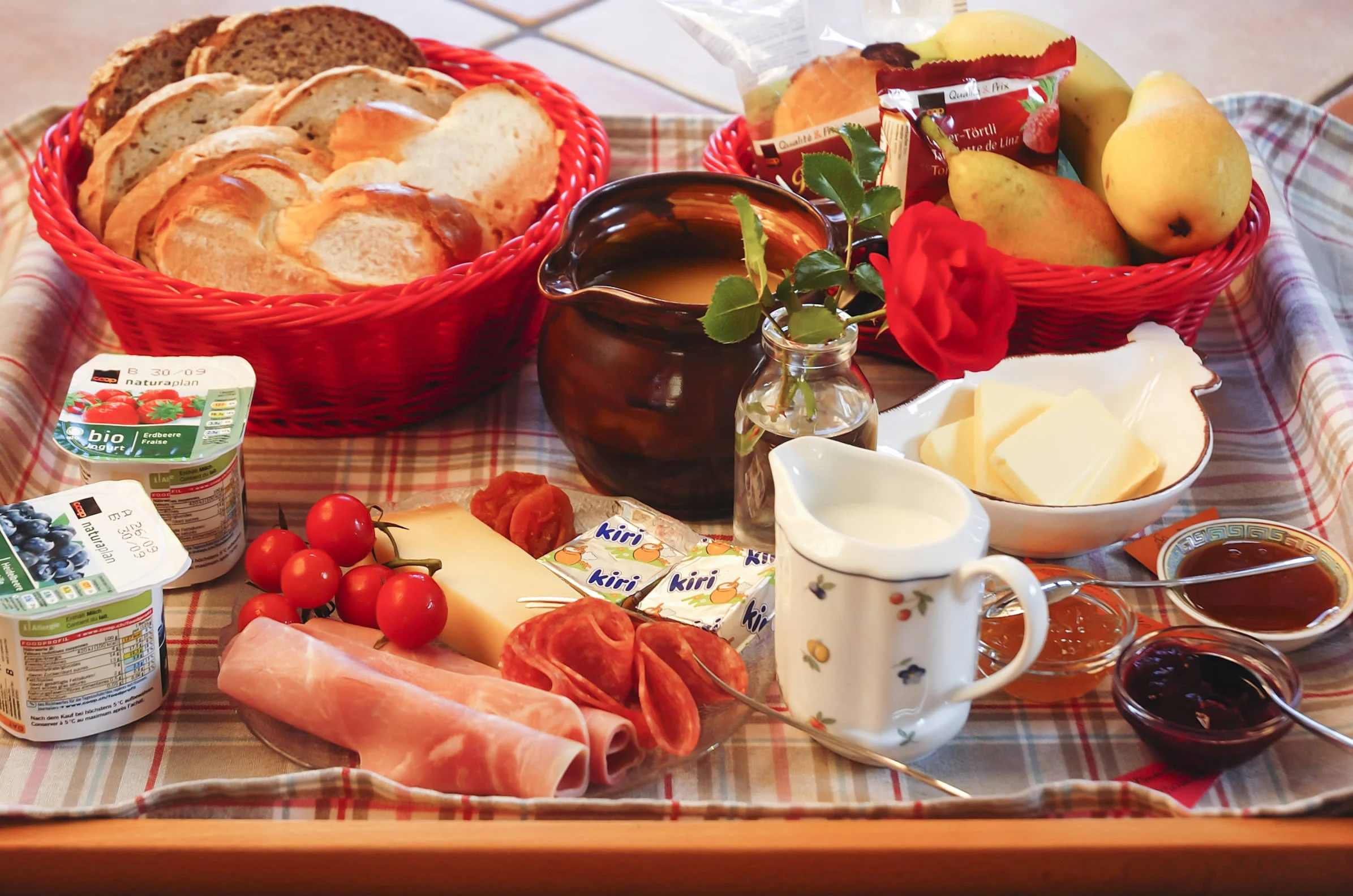 Frühstück: Café complet, dazu Früchte, Joghurt etc.