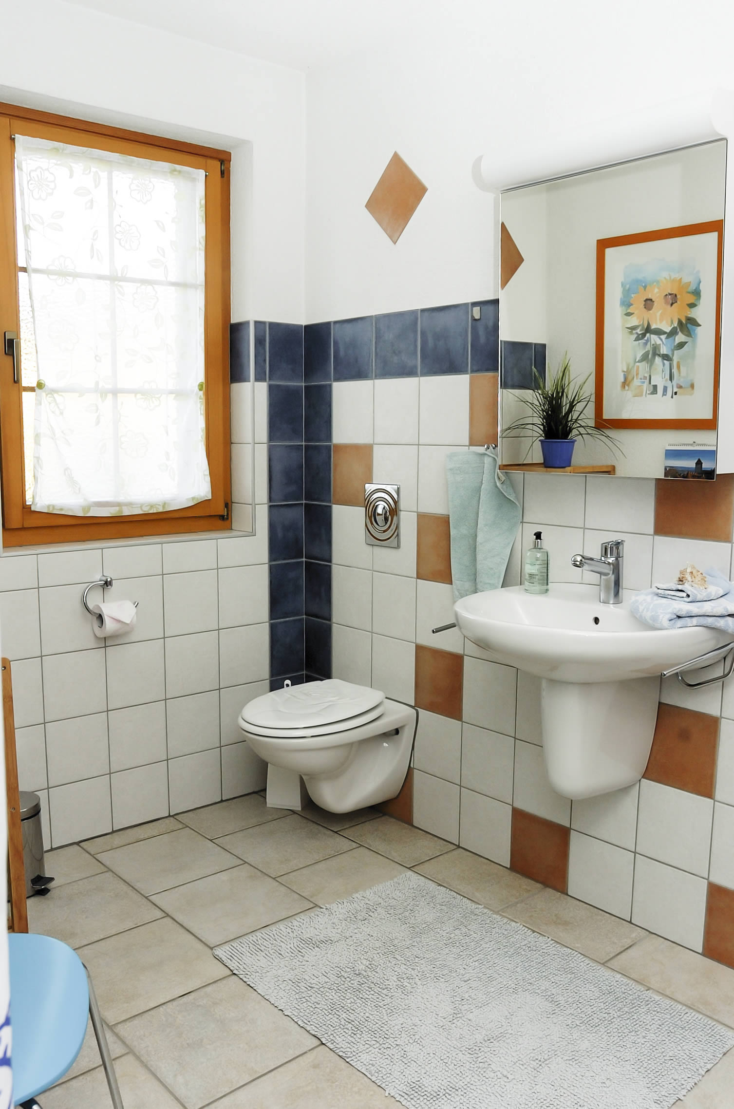 Badezimmer: Ansicht von Toilette und Lavabo
