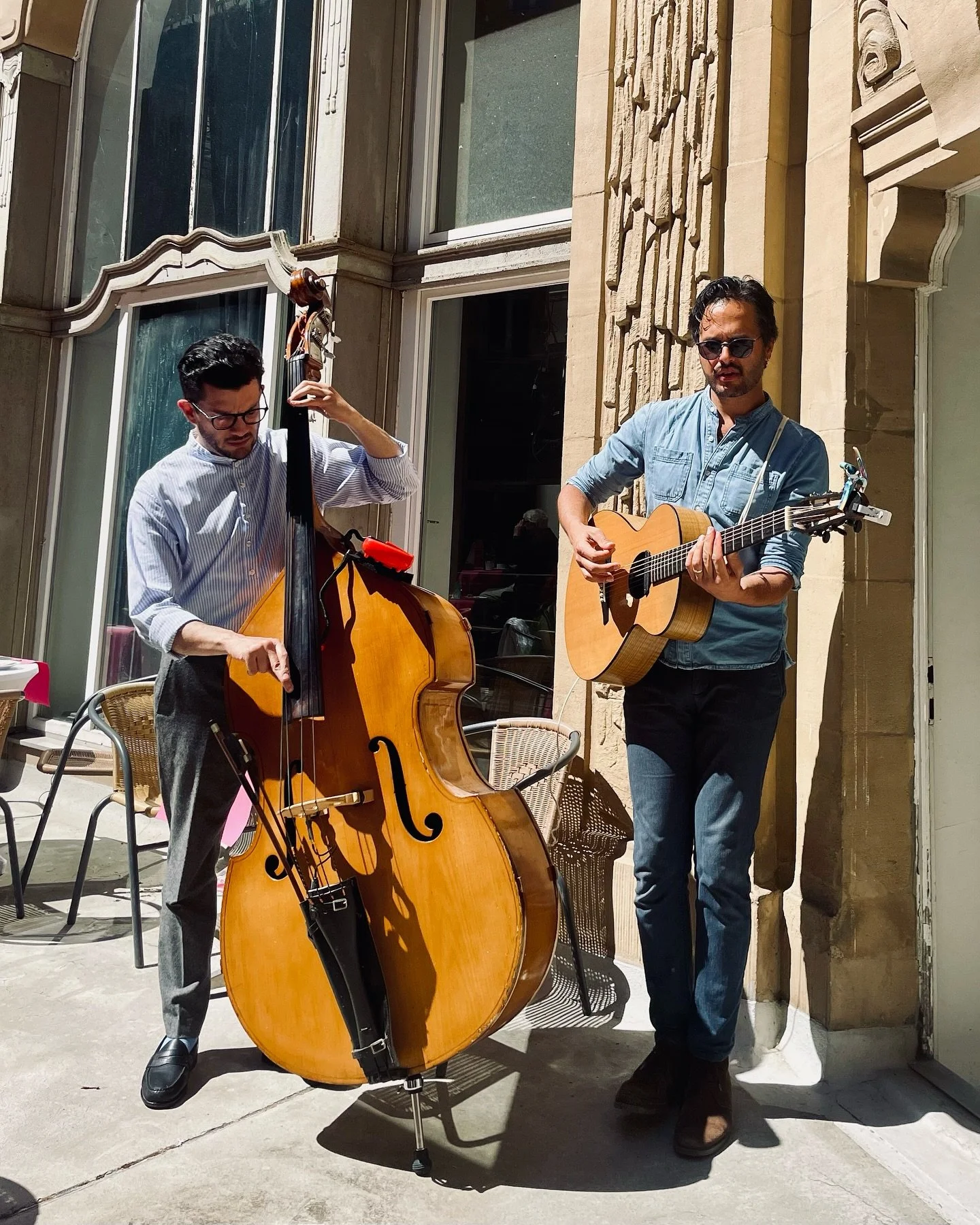 Gestern durften wir den wunderschönen Muttertagsbrunch im Palast Hotel Wiesbaden musikalisch begleiten – was für ein besonderer Vormittag!
Wir haben es geliebt, unsere Musik mit euch zu teilen – danke an alle, die zugehört,
