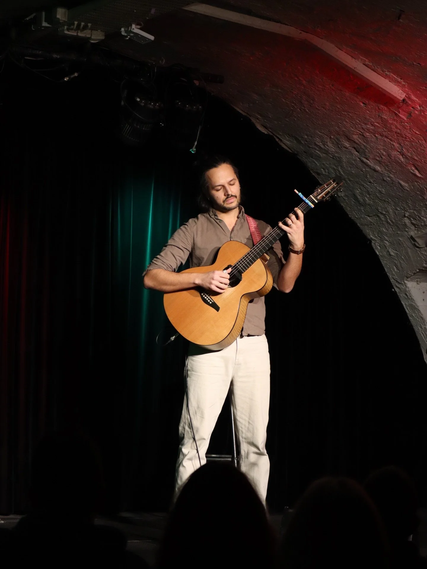 Being onstage with a guitar and an attentive audience is freedom. Thank you so much to everyone who supported me in 2025, I hope to spend much more time sharing moments with you in 2026 🙏🏾❤️🎸🎹🎤🎶🔥 #livemusic #acoustic #fingerstyle #fingerstyleg