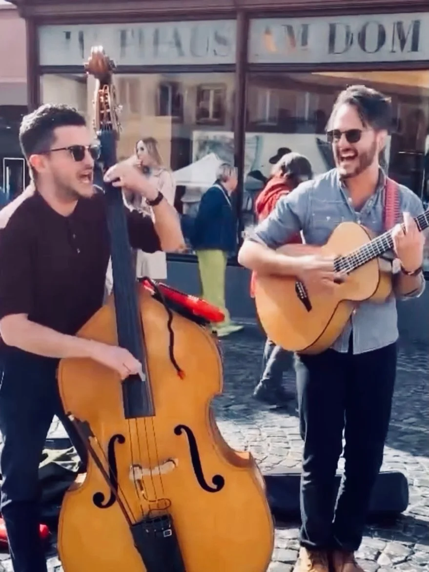 Reno Meno out busking in Mainz, enjoying the sunshine and a bit of spring in the air. Nothing beats playing music outdoors when the city starts to wake up again. ☀️🎶

Reno Meno beim Stra&szlig;enmusizieren in Mainz &ndash; Sonne genie&szlig;en und e